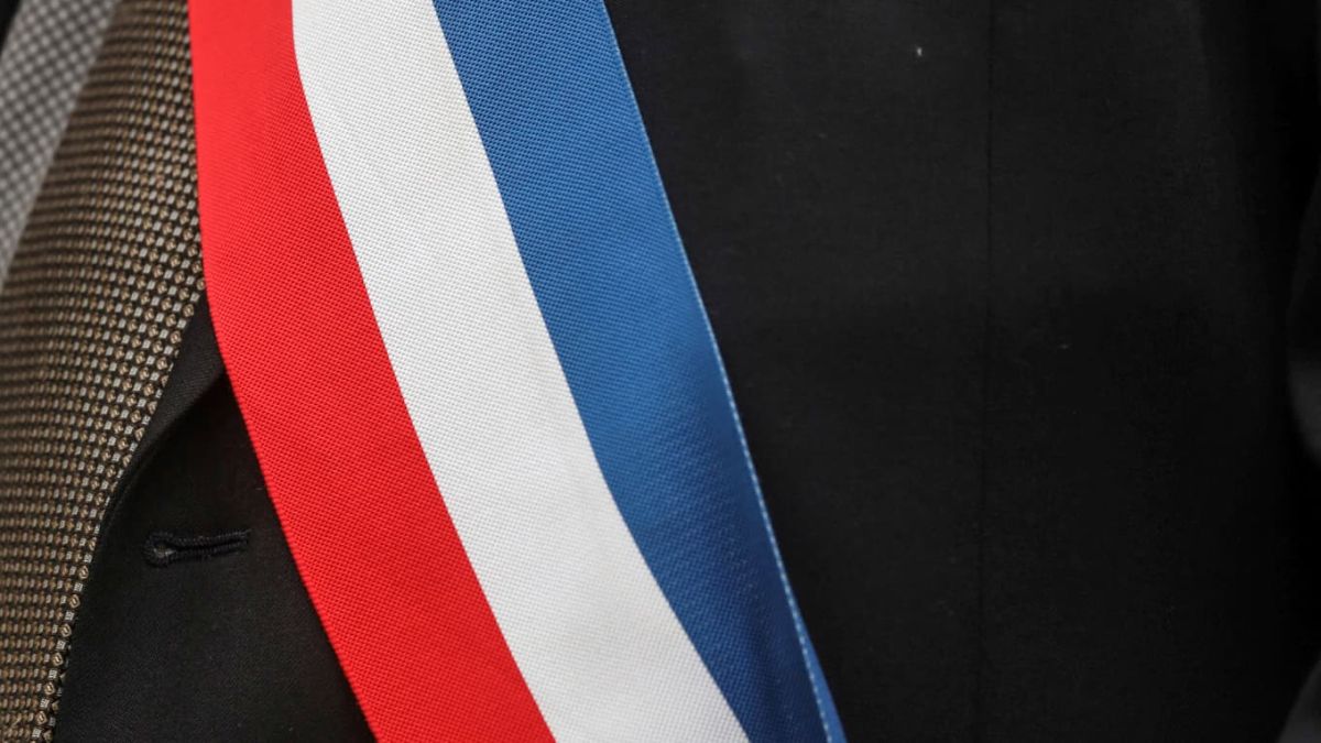 Un maire absent depuis cinq mois démissionne après un voyage à Tahiti pour des affaires