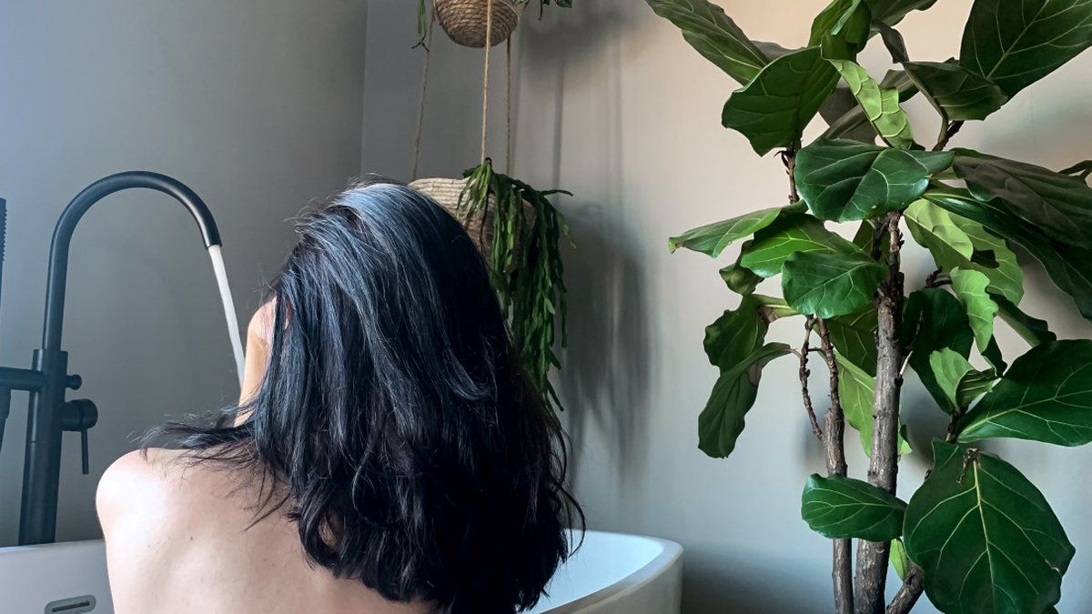 Une étrange découverte dans une baignoire : une jeune femme se déclare impératrice