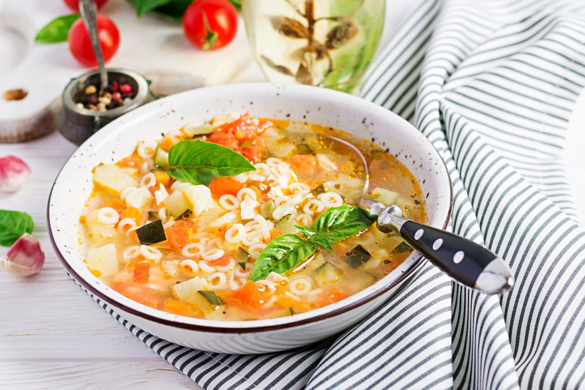 Découvrez le minestrone estival de Cyril Lignac, une explosion de saveurs méditerranéennes