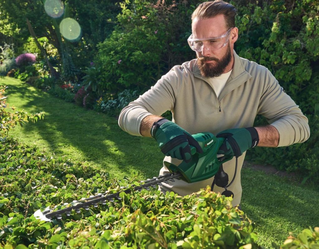 Réalisez la haie de vos rêves avec le taille-haies électrique à petit prix de Lidl