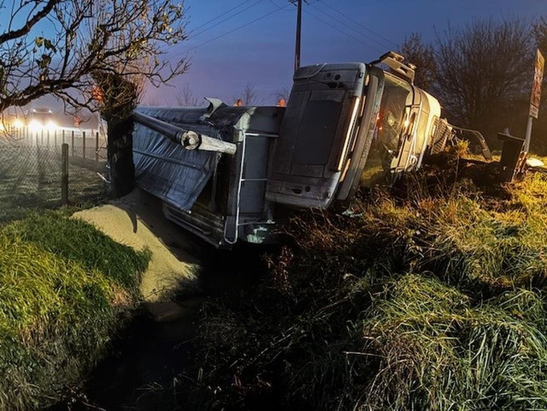 Un camion se renverse dans un ruisseau, causant une pollution inquiétante en Lot-et-Garonne