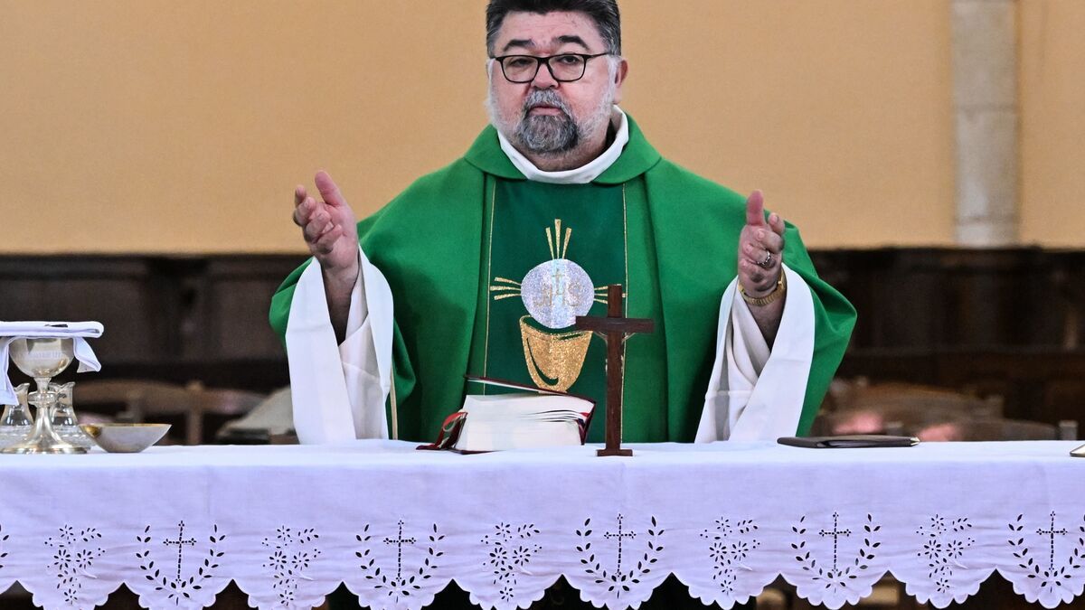 Venezuela à la Vendée : le prêtre Rafael Serrano célèbre sa naturalisation