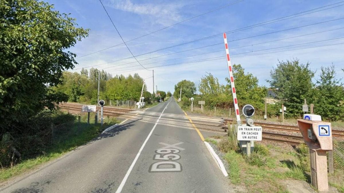 Un accident ferroviaire évité de justesse : un camion bloqué sur les rails