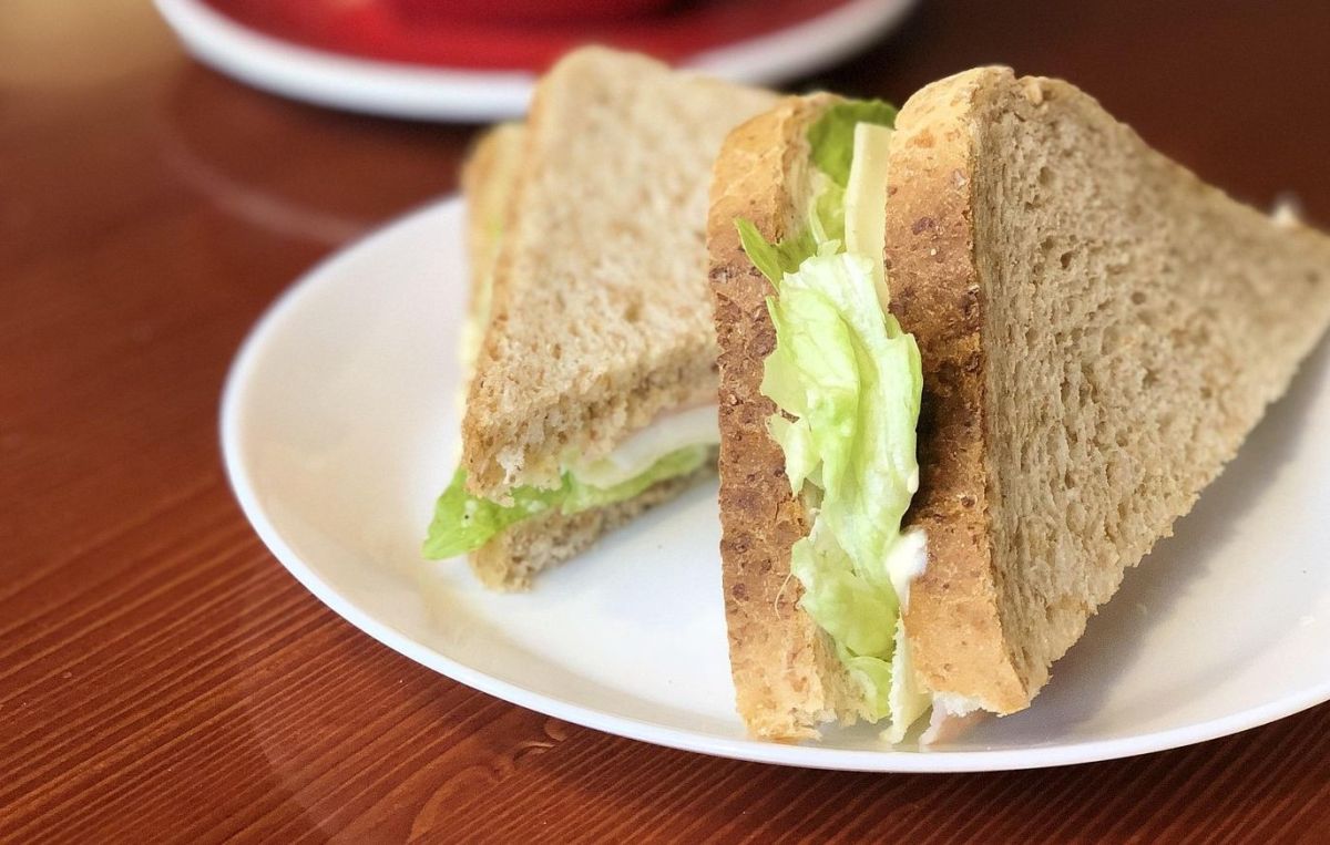 Une tragédie alimentaire : une mère britannique perd la vie à cause d'un sandwich