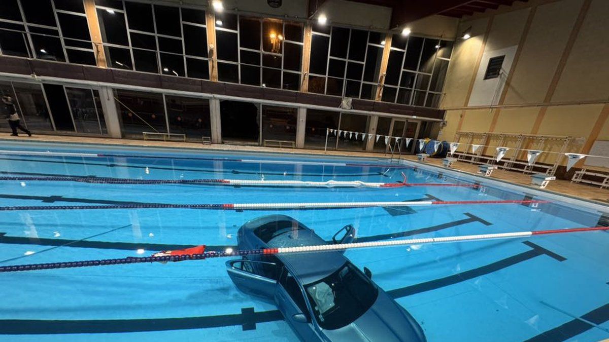 Une mère et sa fille échappent de justesse à un plongeon inattendu dans une piscine