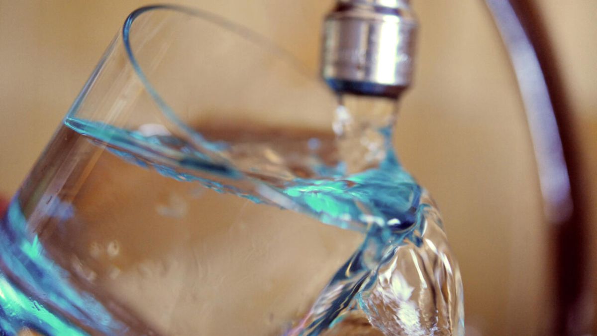 La France élargit la surveillance des PFAS dans l'eau potable avec le contrôle du TFA