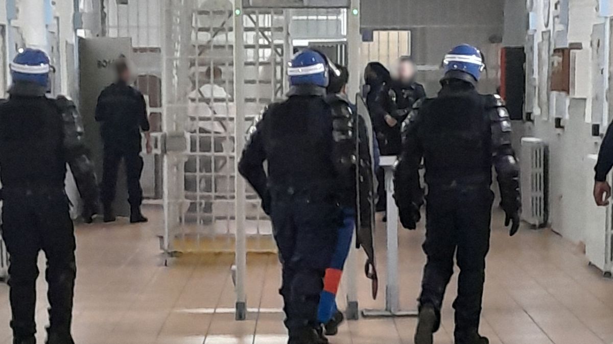 Fouilles XXL à la maison d'arrêt de Blois : une saisie impressionnante de téléphones et de stupéfiants