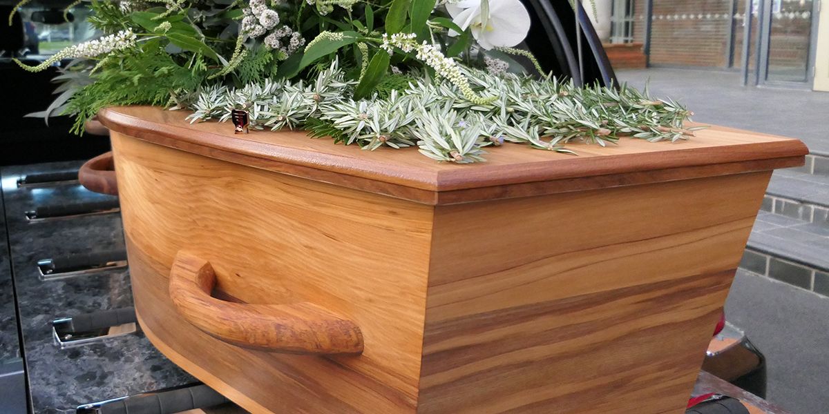 Fabriquer son cercueil : une alternative légale pour alléger le coût des obsèques