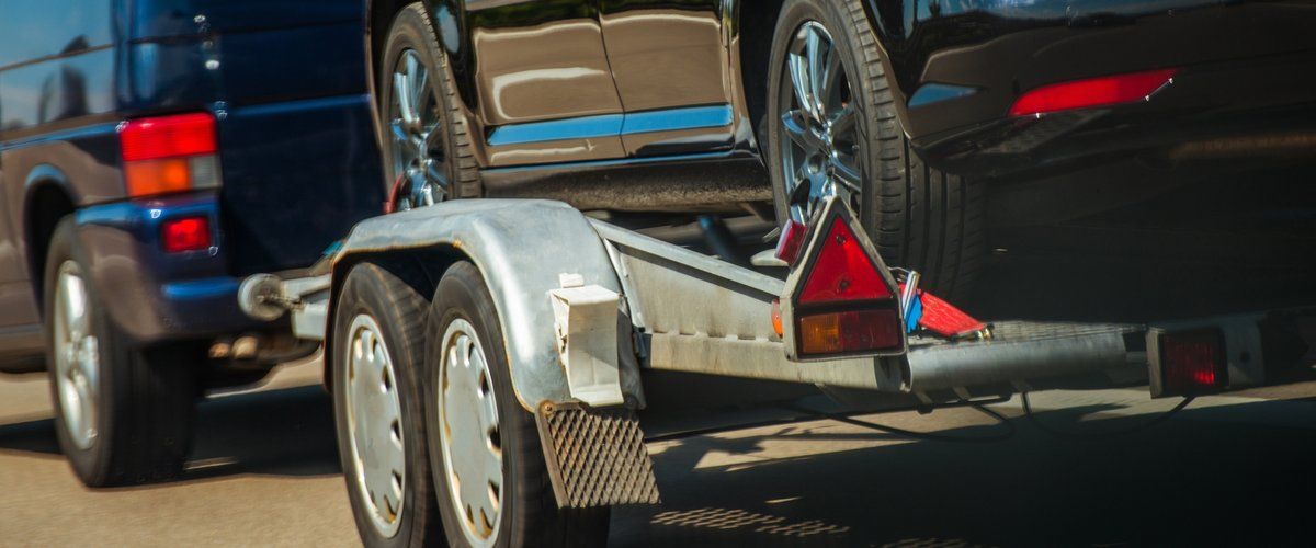 Un remorqueur indifférent : une fillette de 4 ans chute d'une voiture en marche