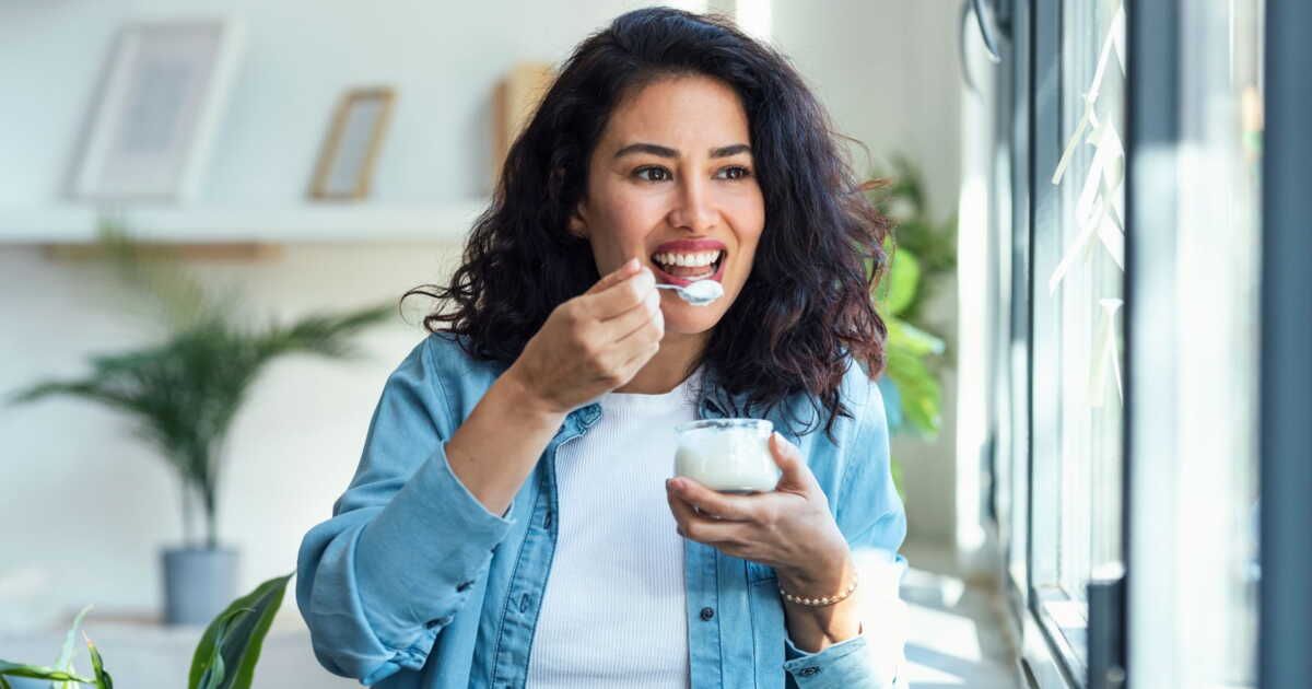 Boostez votre microbiote intestinal en ajoutant cet ingrédient à votre yaourt