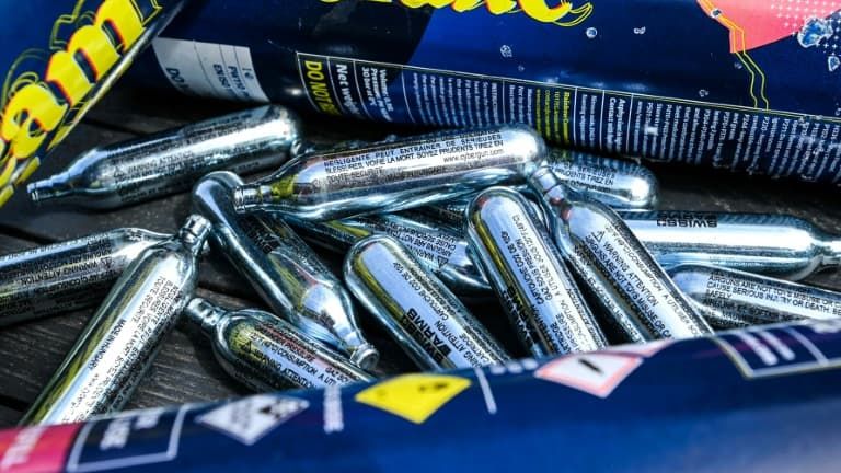 Trafic de protoxyde d'azote : une épicerie de nuit à Roubaix sous les radars de la police