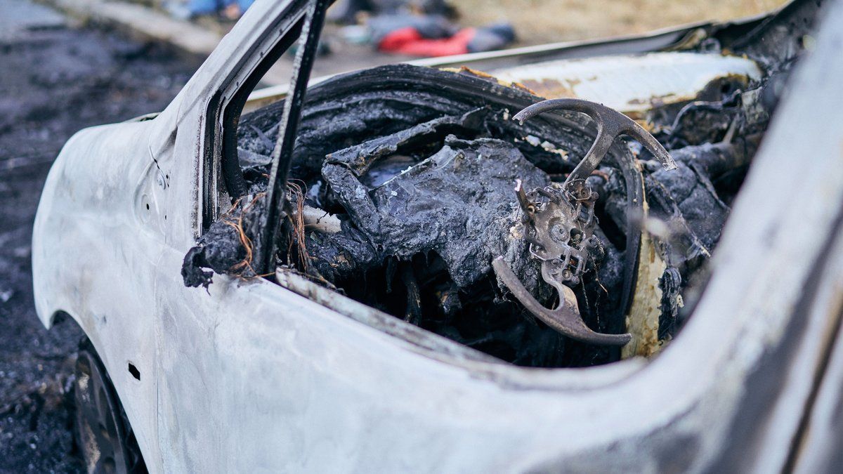 Découverte d'un corps dans une voiture incendiée à Noël : une enquête en cours