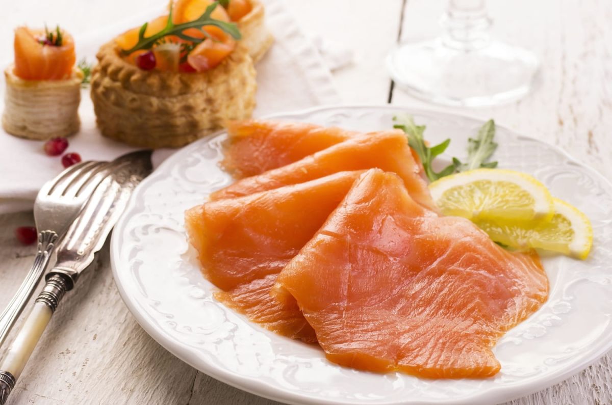 Comment choisir le saumon fumé parfait : nos conseils d'experts