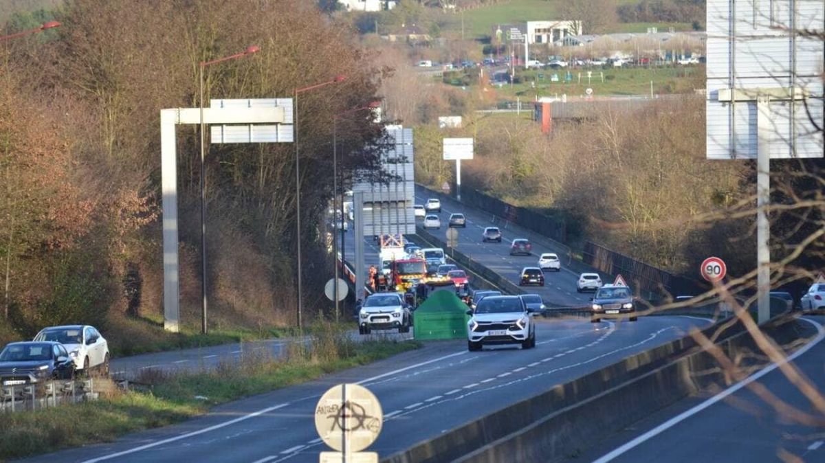 Un accident spectaculaire sur la rocade du Mans : la voiture finit sur le toit