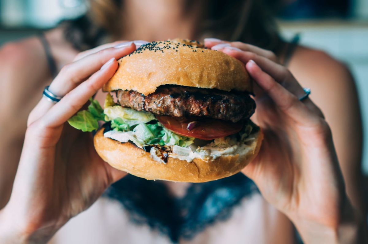 La méthode infaillible pour savourer un burger sans en mettre partout