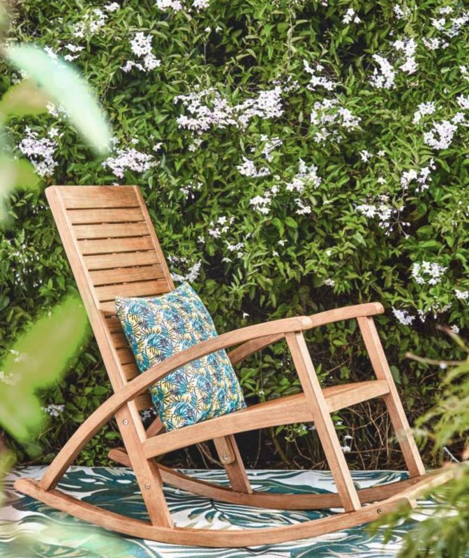 Transformez votre jardin en oasis de détente avec ce fauteuil à bascule en acacia