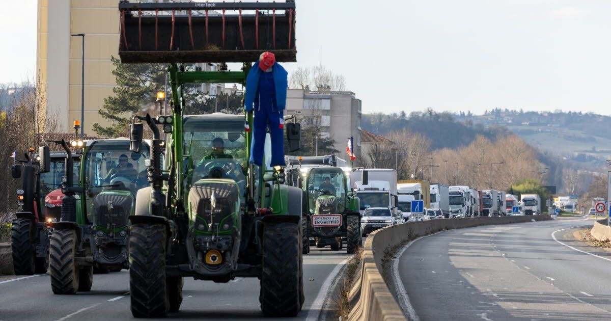 Les agriculteurs d'Isère intensifient la mobilisation : des ponts bloqués à la frontière de l'Ain