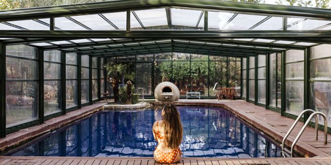 Plongez dans le confort d'un abri de piscine motorisé