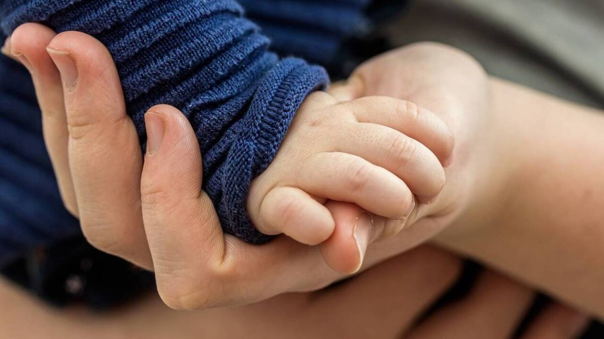 Une assistante maternelle mise en examen après avoir secoué un bébé