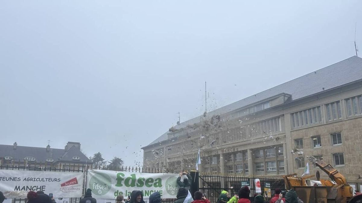 Des agriculteurs en colère manifestent devant la préfecture de la Manche