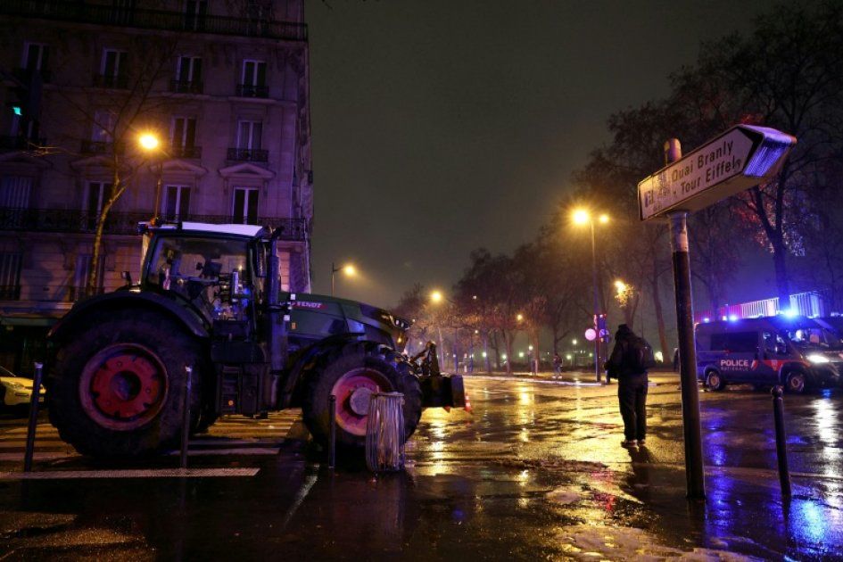 Des agriculteurs en colère envahissent Paris pour faire entendre leur voix