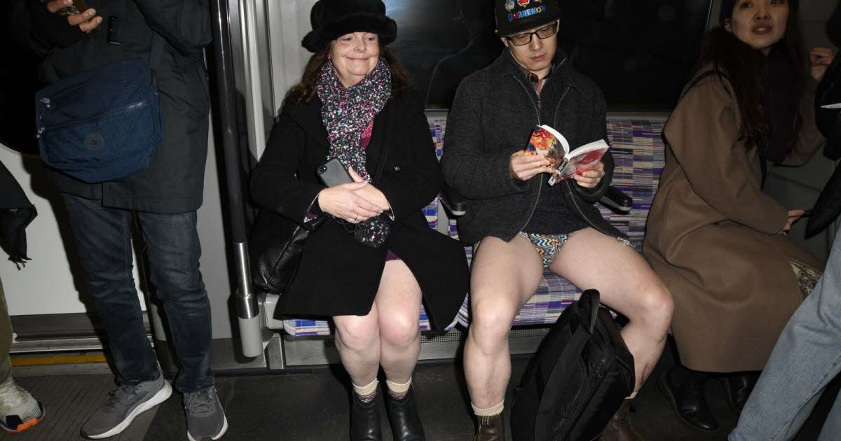 Des Londoniens célèbrent l'hiver sans pantalon dans le métro
