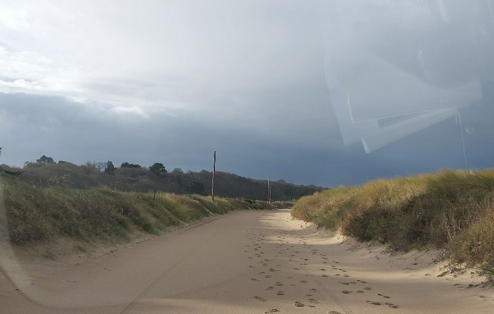Bretagne : la route ensablée après la tempête Goretti va bientôt rouvrir