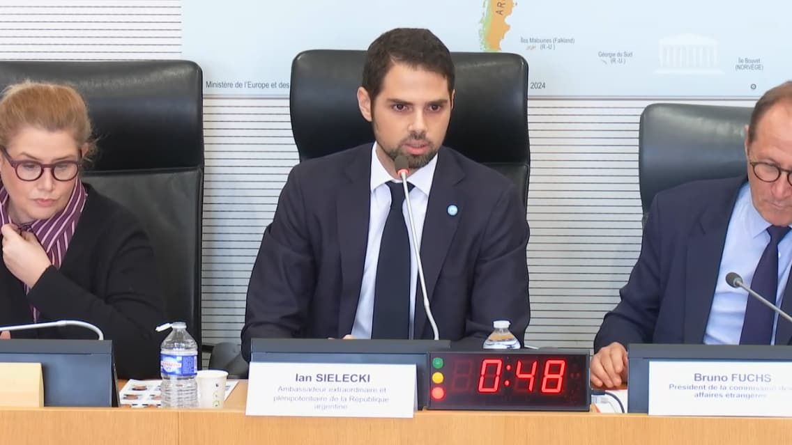 Incident diplomatique évité grâce à un post-it : l'Argentine frôle la crise à l'Assemblée