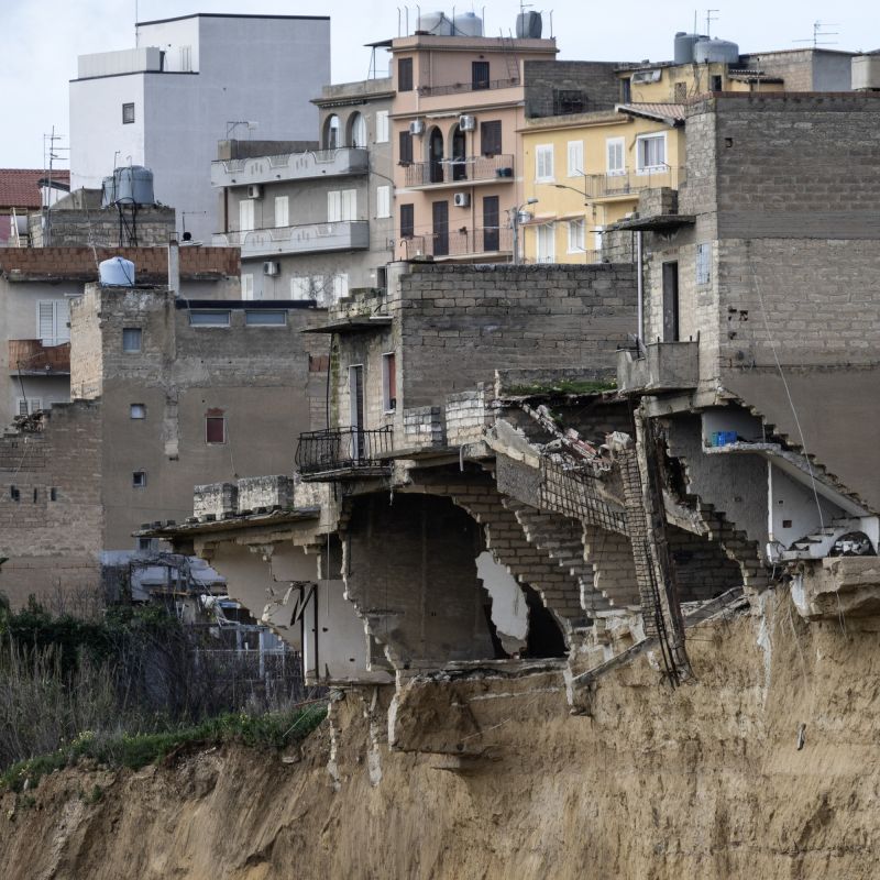 Niscemi sous le choc : un village suspendu après l'effondrement d'une falaise