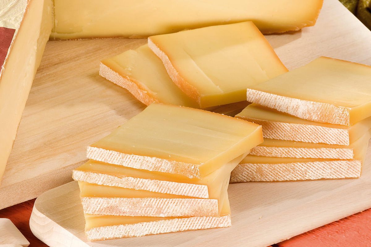 Découvrez le fromage à raclette qui sublimera vos soirées