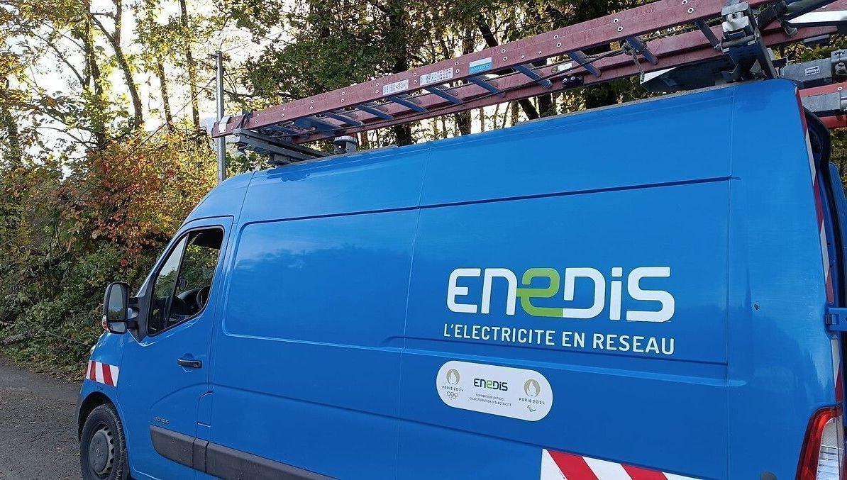 Une voiture heurte un poteau électrique : 21 foyers plongés dans le noir à Saint-Gatien-des-Bois