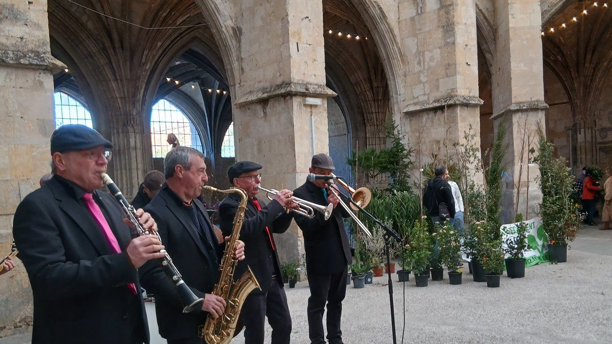 Condom : un marché printanier ensoleillé attire des foules sous les cloisters
