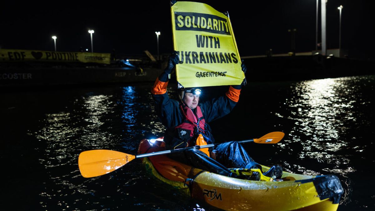 Des militants de Greenpeace bloquent un cargo à Dunkerque pour dénoncer le commerce d’uranium
