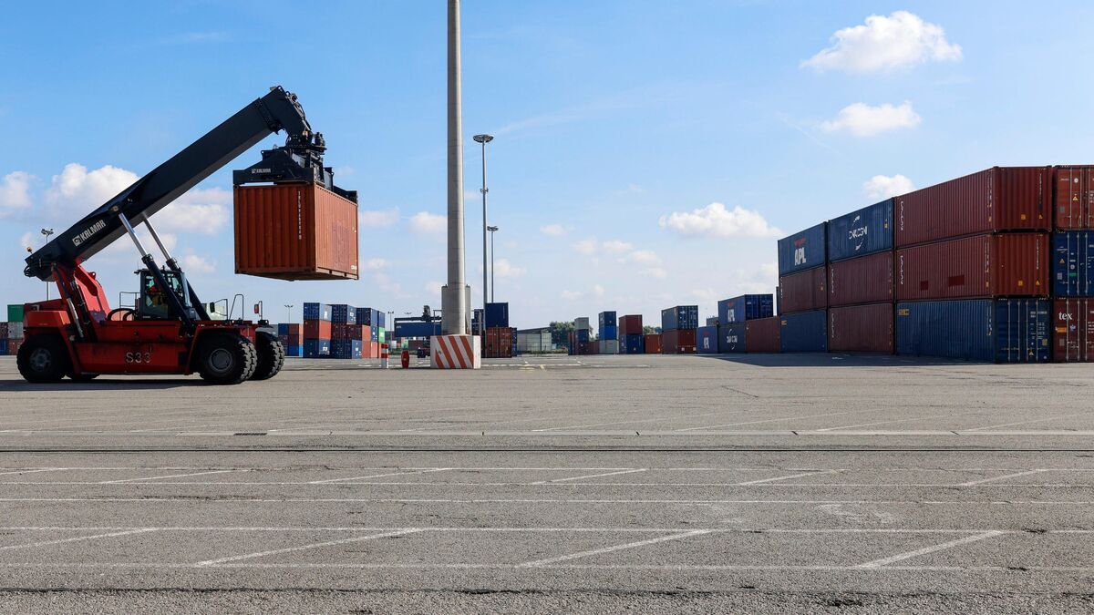 Commerce nucléaire France-Russie : des militants de Greenpeace bloquent un cargo dans le port de Dunkerque