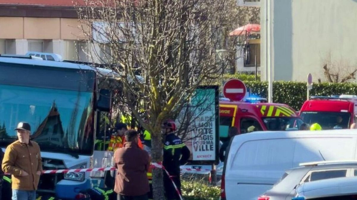Tragédie à Annecy : un enfant de sept ans perd la vie dans un accident de bus