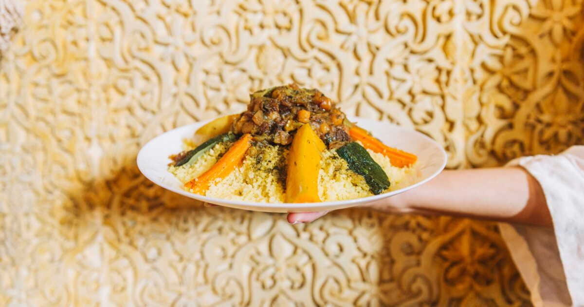 Les secrets de la semoule parfaite : la méthode d'une cuisinière marocaine