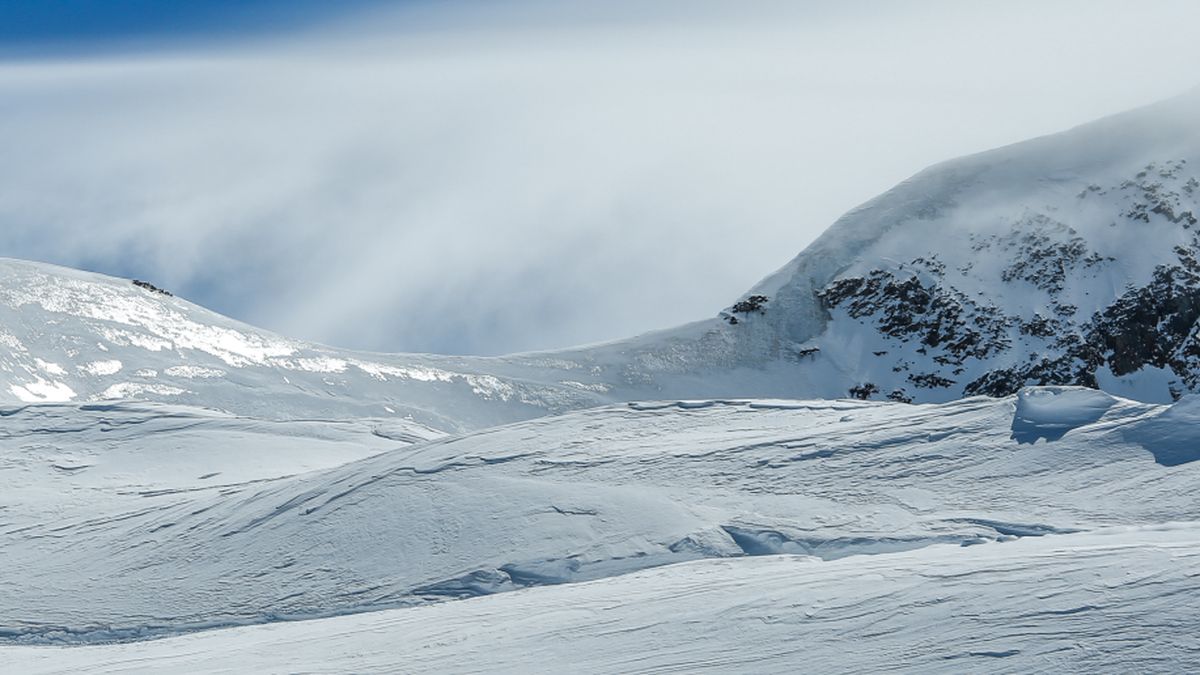 Tragédie sur le Mont-Blanc : un alpiniste perd la vie dans une chute de pierres dévastatrice
