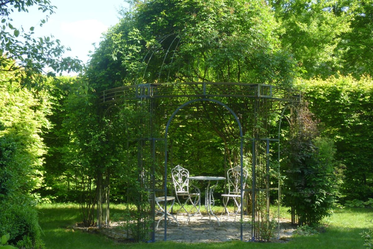 Des plantes grimpantes pour embellir votre tonnelle