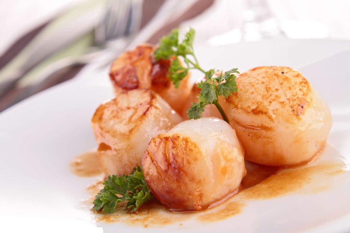 La technique surprenante d'un chef étoilé pour réaliser des saint-jacques irrésistibles