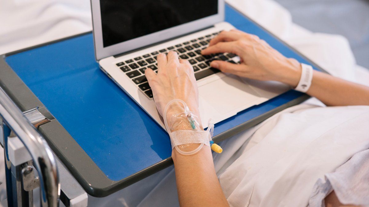 Travailler pendant un arrêt maladie ? La décision controversée de la Cour de cassation