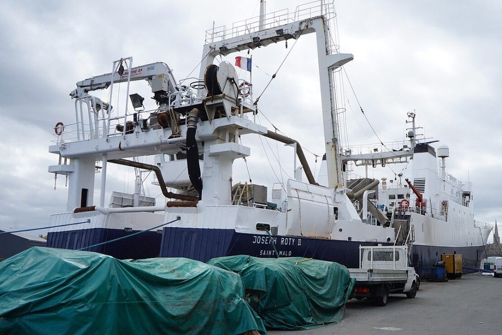 Un départ historique : le dernier navire malouin quitte Saint-Malo