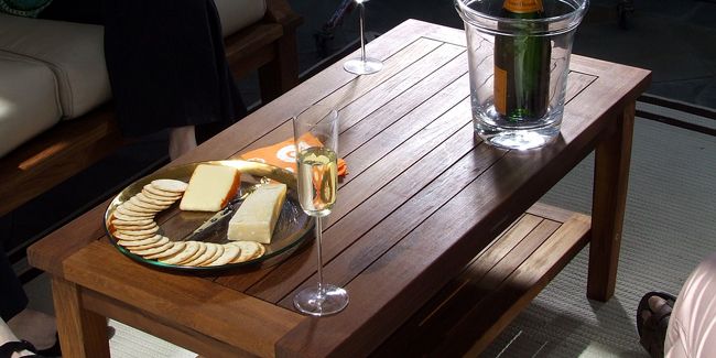 Astuces pour préserver la beauté de vos meubles en teck