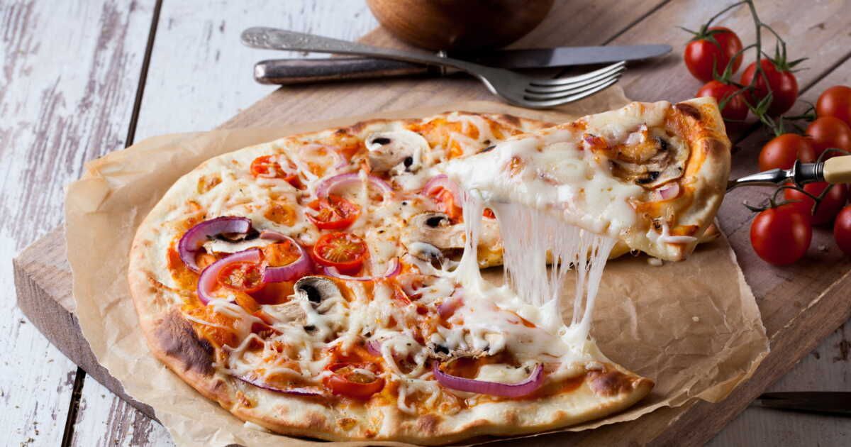 Pizza maison croustillante : un accessoire économique pour une croûte parfaite