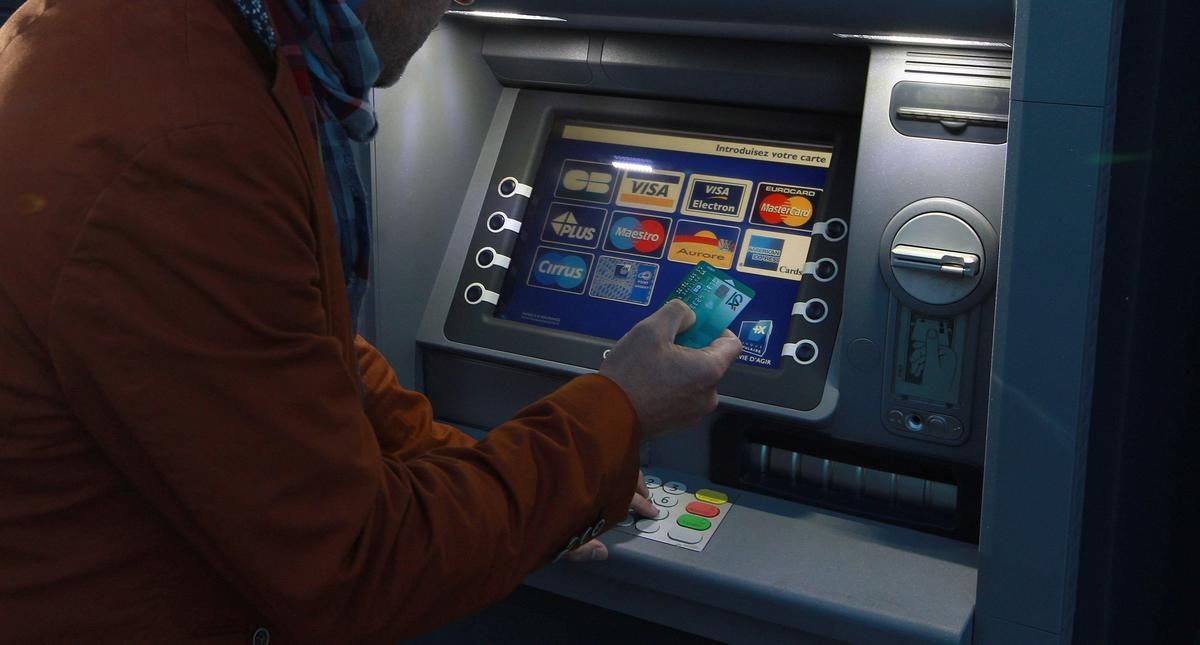 Arnaque à la carte bancaire : un homme se fait passer pour un handicapé près de Bordeaux