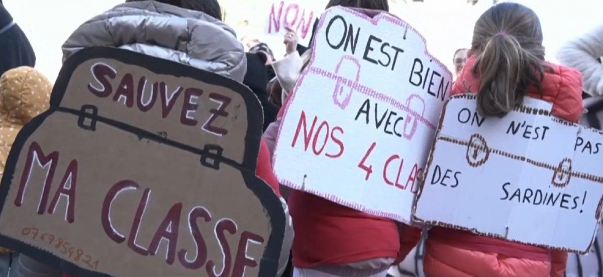 La France insoumise dénonce l'hypocrisie du PS face à la réduction des postes d'enseignants