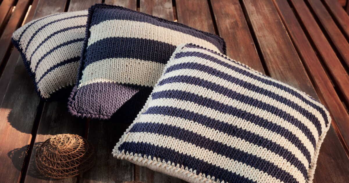 L'art du tricot : des coussins rayés pour égayer votre intérieur