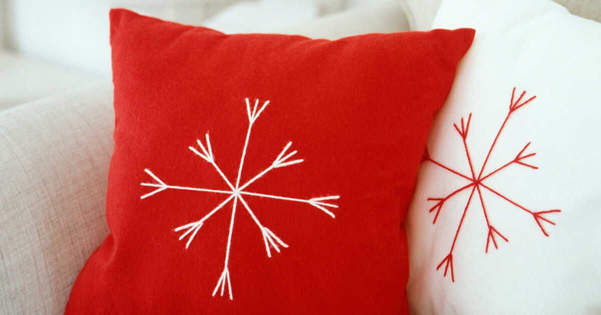 L'art du coussin brodé : des flocons qui embellissent votre intérieur