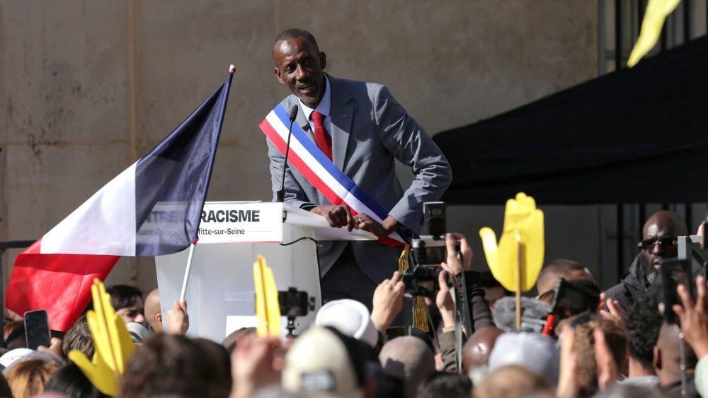 Des voix s'élèvent à Saint-Denis : des milliers contre le racisme derrière Bally Bagayoko