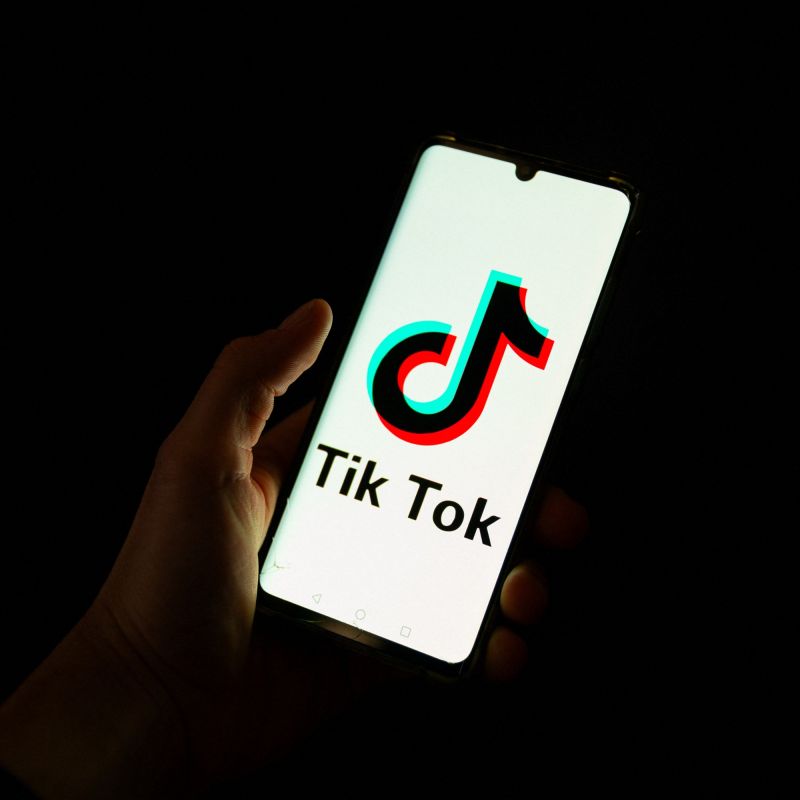 Recrutement de jeunes filles sur TikTok : une alerte lancée par Sarah El Haïry