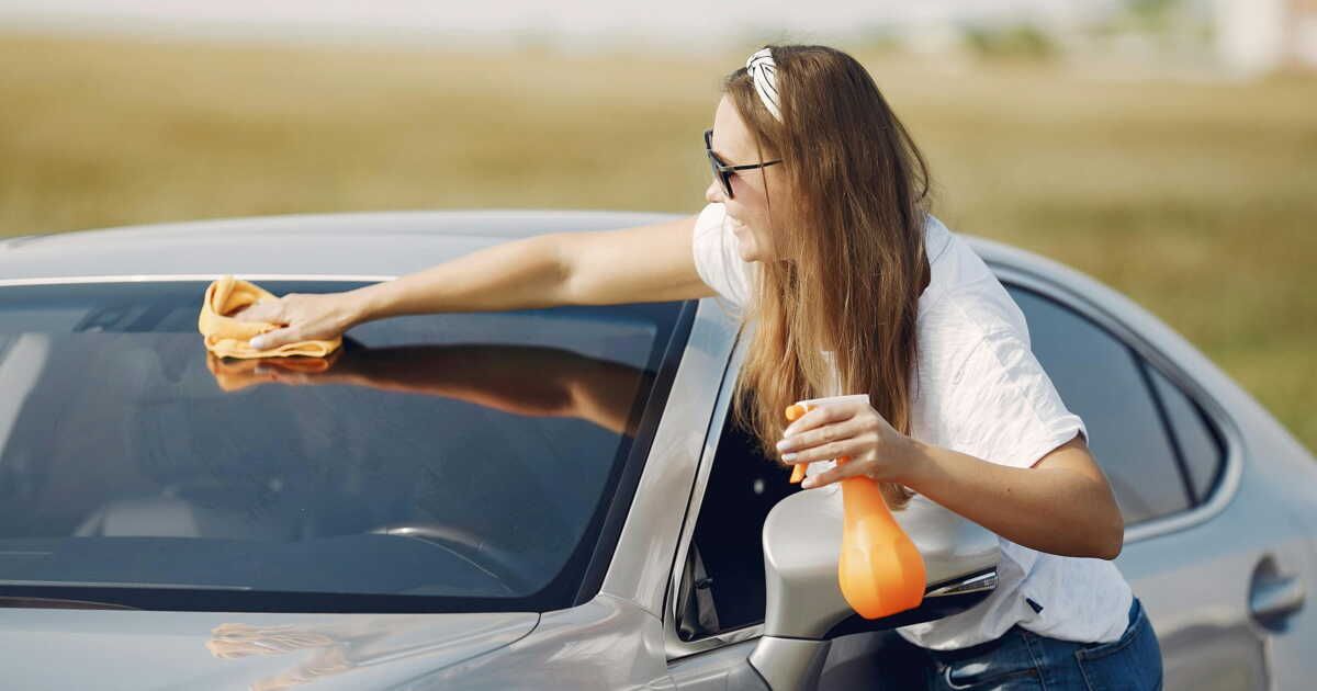 Découvrez la recette simple d'un nettoyant maison pour pare-brise éclatant